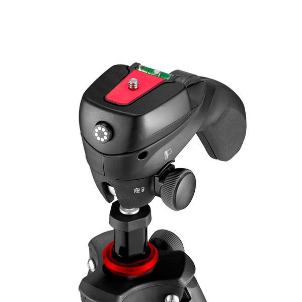 Joby-Compact-Action-3K-5 Lähikuva Joby Compact Action 3K -statiivipäästä, mustaa ja punaista, jossa on säätönupit, sisäänrakennettu kuplavaa'an taso ja pikavapautuslevy, kiinnitettynä jalustan jalkaan valkoista taustaa vasten.