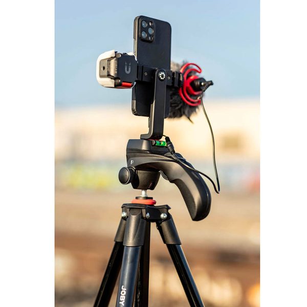 Joby Compact Action 3K -jalusta pitää ulkona mikrofonilla ja LED-valolla varustetun älypuhelimen valmiina videokuvausta tai vloggausta varten.