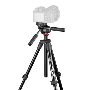 Mustaa Joby Compact Advanced -kolmijalkaa, jossa on säädettävät jalat, panoraamakahva ja päälle asennettu kamera, esitellään valkoista taustaa vasten.