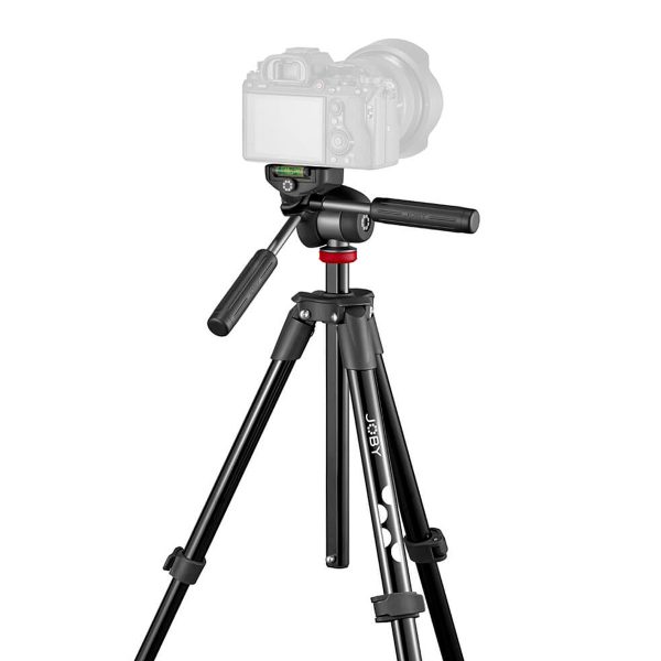 Mustaa Joby Compact Advanced -kolmijalkaa, jossa on säädettävät jalat, panoraamakahva ja päälle asennettu kamera, esitellään valkoista taustaa vasten.