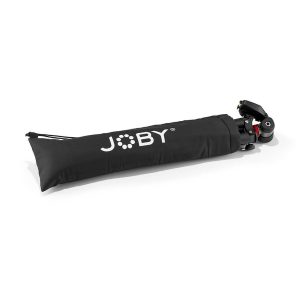 Joby Compact Advanced -kolmijalka mustana, osittain näkyvissä, koska se on säilytetty sopivassa mustassa kantopussissa.
