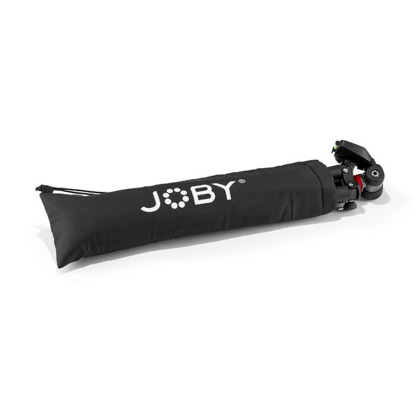Joby Compact Advanced -kolmijalka mustana, osittain näkyvissä, koska se on säilytetty sopivassa mustassa kantopussissa.