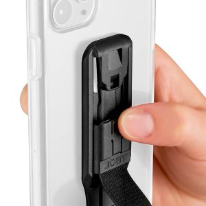 Käsi liu'uttaa mustaa Joby FreeHold Universal Mount -pitohihnan lisävarustetta, joka on kiinnitetty valkoisen puhelinkotelon takaosaan.