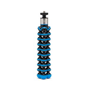 Joby GorillaPod Go 500 + GripTight 360 Tripod Kit Blue on joustava mustansininen kolmijalka, jossa on segmentoidut jalat ja ruuvikiinnitys ja joka on suunniteltu kameroille tai älypuhelimille ja joka on kuvassa pystyssä valkoisella pohjalla.