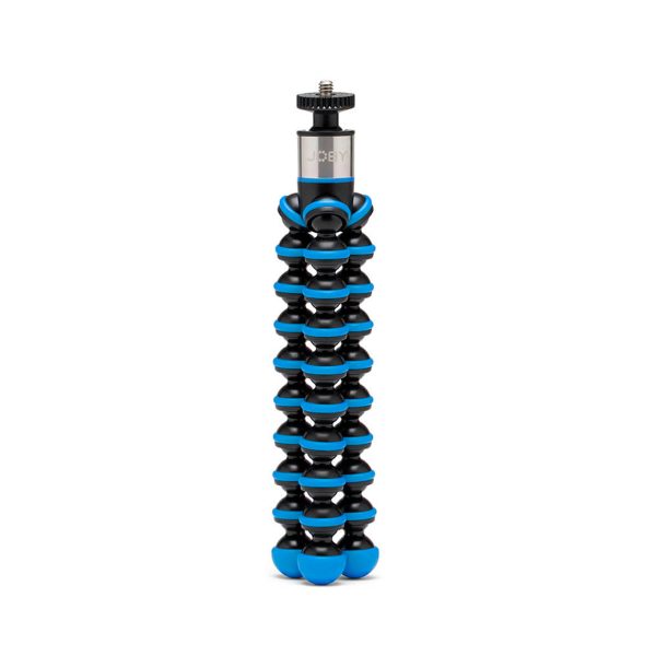 Joby GorillaPod Go 500 + GripTight 360 Tripod Kit Blue on joustava mustansininen kolmijalka, jossa on segmentoidut jalat ja ruuvikiinnitys ja joka on suunniteltu kameroille tai älypuhelimille ja joka on kuvassa pystyssä valkoisella pohjalla.