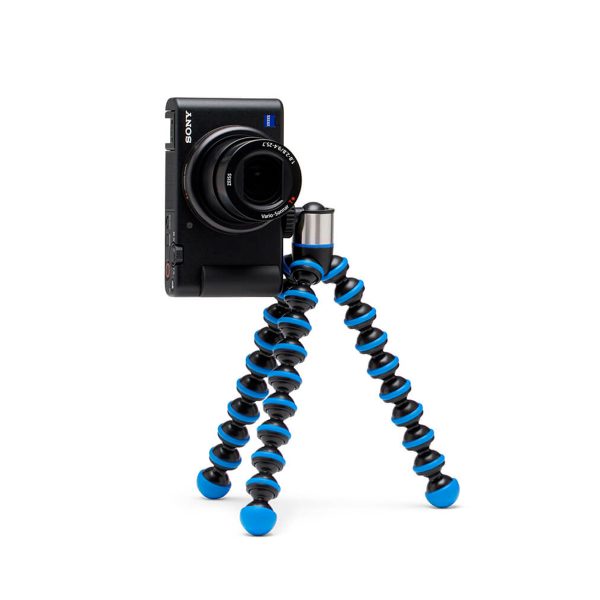 Kompakti Sony-kamera on kiinnitetty Joby GorillaPod Go 500 + GripTight 360 Tripod Kit Blue -jalustaan, jossa on mustat ja siniset segmentoidut jalat ja joka seisoo pystyssä valkoisella taustalla.