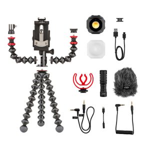 Joby GorillaPod Mobile Vlogging Kit, jossa on joustava jalusta, älypuhelimen kiinnike, LED-valo diffuusorilla, haulikkomikrofoni tuulisuojalla ja iskukiinnikkeellä, äänikaapelit ja latauskaapeli, on siististi esillä valkoisella pohjalla.