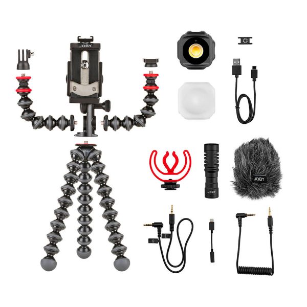 Joby GorillaPod Mobile Vlogging Kit, jossa on joustava jalusta, älypuhelimen kiinnike, LED-valo diffuusorilla, haulikkomikrofoni tuulisuojalla ja iskukiinnikkeellä, äänikaapelit ja latauskaapeli, on siististi esillä valkoisella pohjalla.