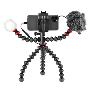Joby GorillaPod Mobile Vlogging Kit pitää älypuhelinta, jonka joustaviin varsiin on kiinnitetty LED-valo ja karvainen mikrofoni, joten se on ihanteellinen mobiiliin videokuvaukseen tai sisällön luomiseen.