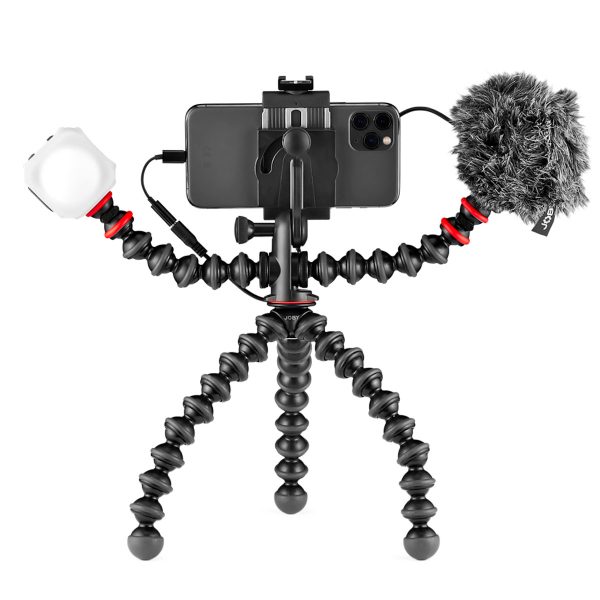 Joby GorillaPod Mobile Vlogging Kit pitää älypuhelinta, jonka joustaviin varsiin on kiinnitetty LED-valo ja karvainen mikrofoni, joten se on ihanteellinen mobiiliin videokuvaukseen tai sisällön luomiseen.