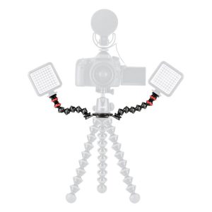 Esillä on Joby GorillaPod Upgrade Rig, jossa on kaksi säädettävää käsivartta LED-valopaneeleilla. Kamera ja mikrofoni on asennettu laitteeseen, mutta ne näkyvät häivytettyinä, jotta joustava jalusta ja sen valot korostuisivat.