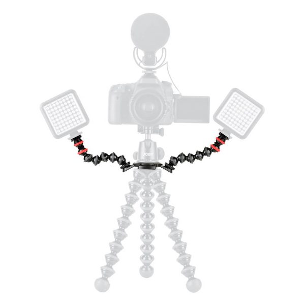 Esillä on Joby GorillaPod Upgrade Rig, jossa on kaksi säädettävää käsivartta LED-valopaneeleilla. Kamera ja mikrofoni on asennettu laitteeseen, mutta ne näkyvät häivytettyinä, jotta joustava jalusta ja sen valot korostuisivat.