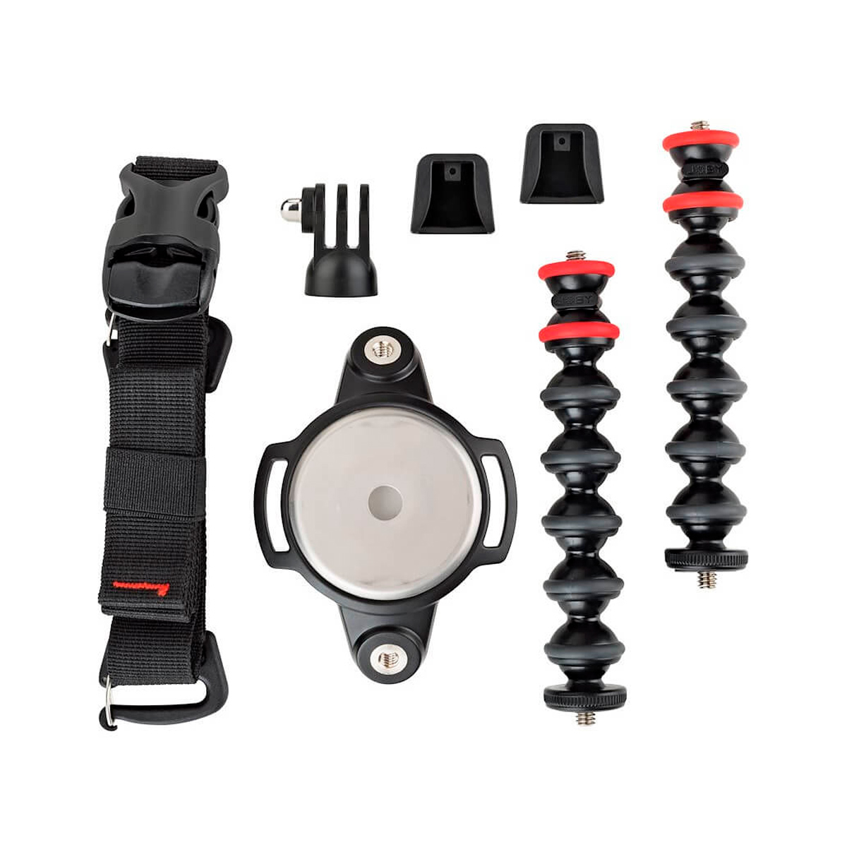 Joby GorillaPod Upgrade Rig sisältää soljella varustetun hihnan, pyöreän pohjalevyn, kaksi taipuisaa jalustavaraa, joissa on punaiset renkaat, kaksi mustaa kiinnikettä ja kolmipiikkisen sovittimen, jotka kaikki näkyvät valkoisella pohjalla.