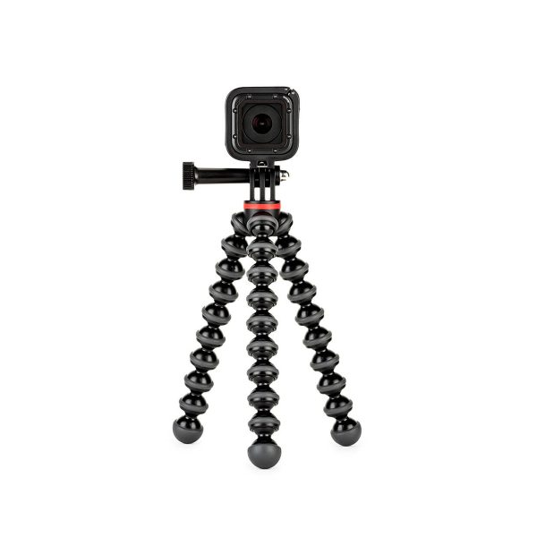 JOBY GorillaPod 500 Action Jalusta Musta/Harmaa, pieni musta toimintakamera, joka on asennettu sen joustaviin, segmentoituihin jalustajalkoihin, on aseteltu valkoista taustaa vasten.