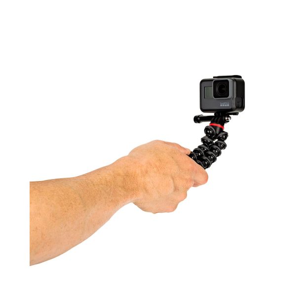 Henkilön kädessä on JOBY GorillaPod 500 Action Jalusta Musta/Harmaa, johon on kiinnitetty pieni action-kamera, valkoista taustaa vasten.