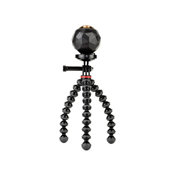 JOBY GorillaPod 500 Action Jalusta Musta/Harmaa sisältää mustan, fasettipintaisen pallokameran, joka on asennettu joustavalle jalustalle, jossa on kolme taivutettavaa, segmentoitua jalkaa, ja joka seisoo pystyssä valkoista taustaa vasten.