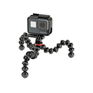 JOBY GorillaPod 500 Action Jalusta Musta/Harmaa, jossa on segmentoidut, joustavat jalat, pitää mustaa action-kameraa valkoista taustaa vasten.