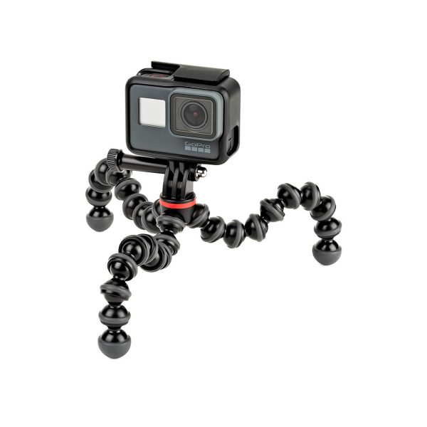 JOBY GorillaPod 500 Action Jalusta Musta/Harmaa, jossa on segmentoidut, joustavat jalat, pitää mustaa action-kameraa valkoista taustaa vasten.