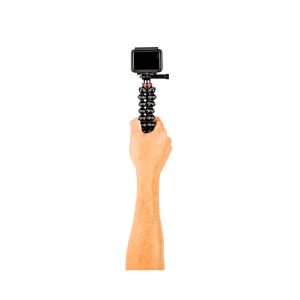 Henkilön käsi, joka pitää JOBY GorillaPod 500 Action Jalusta Musta/Harmaa, johon on kiinnitetty pieni toimintakamera, valkoista taustaa vasten.