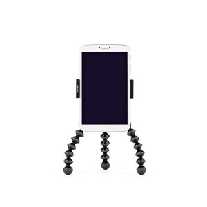 Valkoinen älypuhelin, jota pidetään pystysuorassa JOBY GripTight GorillaPod Stand Pro Tabletille - mustalla taipuisalla jalustalla, jossa on taivutettavat jalat - seisoo valkoisella taustalla. Puhelimen näyttö on pois päältä.