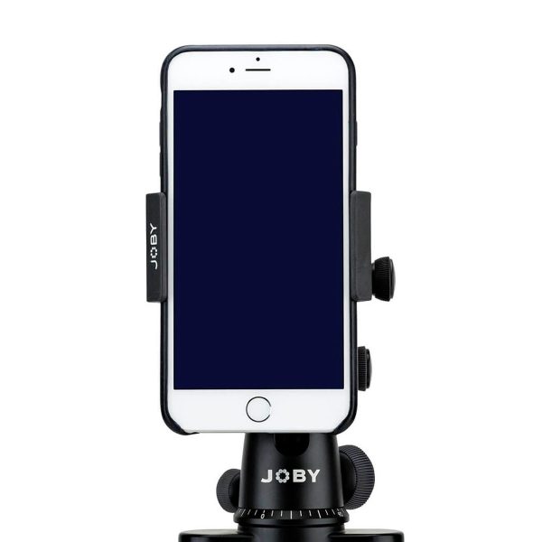 Älypuhelin, jossa on tyhjä tumma näyttö, on kiinnitetty mustaan Joby GripTight Pro Phone Mount -puhelinkiinnikkeeseen, joka on sijoitettu pystysuoraan valkoista taustaa vasten.
