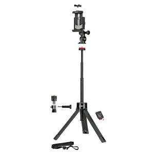 Joby GripTight Pro TelePod on musta, ulosvedettävä kolmijalka, jonka päällä on älypuhelimen pidike. Kuvassa on lisävarusteita, kuten Bluetooth-kaukosäädin, kiinnike ja hihna sen ympärillä, ja sen jalat ovat pidennetyt vakauden lisäämiseksi.