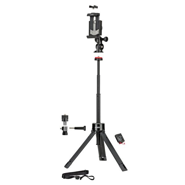 Joby GripTight Pro TelePod on musta, ulosvedettävä kolmijalka, jonka päällä on älypuhelimen pidike. Kuvassa on lisävarusteita, kuten Bluetooth-kaukosäädin, kiinnike ja hihna sen ympärillä, ja sen jalat ovat pidennetyt vakauden lisäämiseksi.