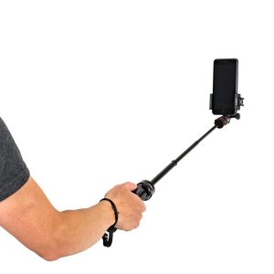 Henkilö pitää Joby GripTight Pro TelePod -jalustaa, johon on kiinnitetty älypuhelin, valkoista taustaa vasten. Vain hänen kätensä ja osa vartalosta ovat näkyvissä.