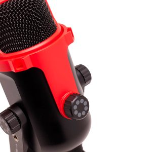 Lähikuva Joby Wavo POD -mikrofonista mustana ja punaisena, jossa on säätönupit, verkkosäleikkö ja moderni muotoilu valkoista taustaa vasten.