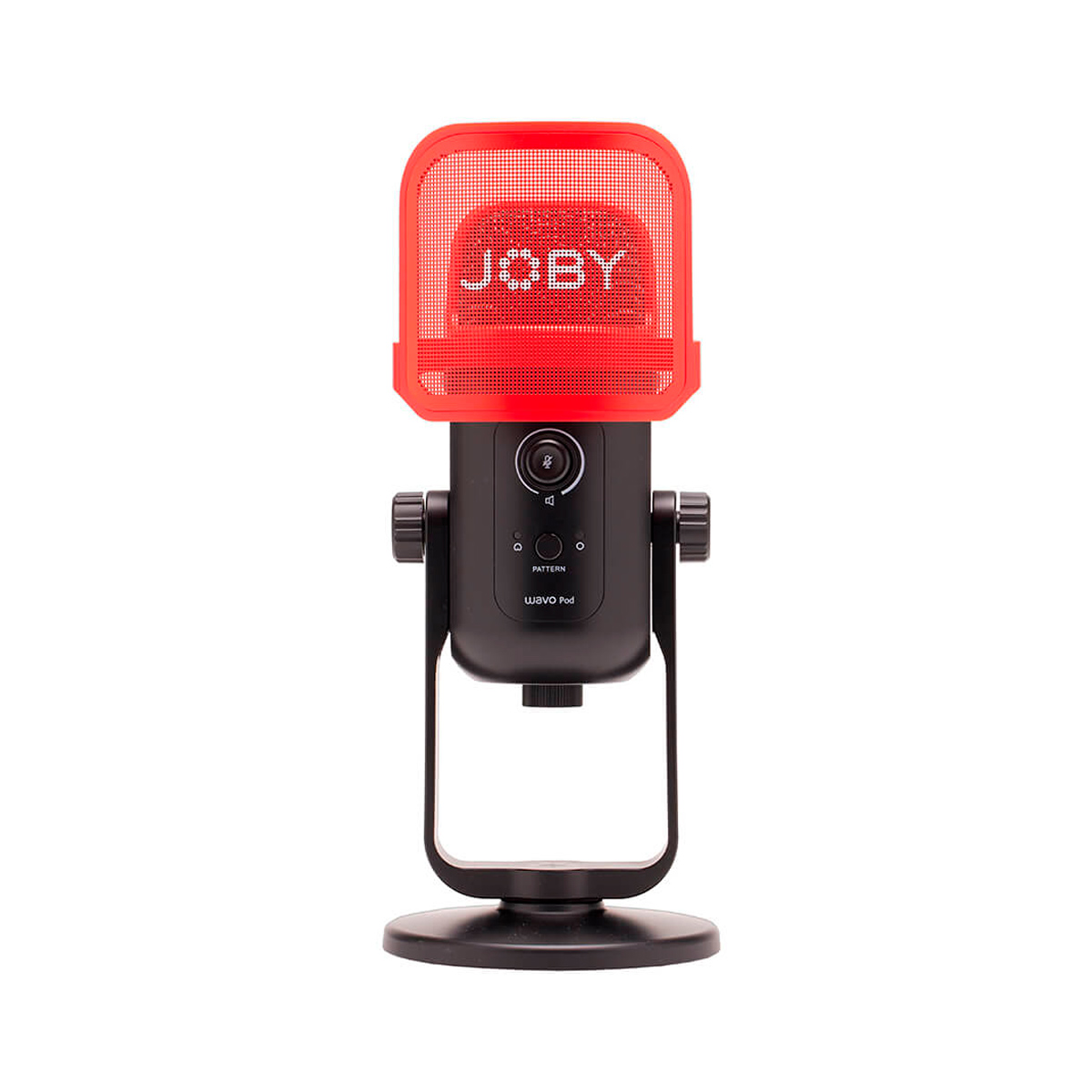 Joby Wavo POD -mikrofoni on musta pöytämikrofoni, jossa on JOBY-logolla varustettu punainen verkkomallinen pop-suodatin, joka on asennettu pyöreään jalustaan valkoista taustaa vasten.