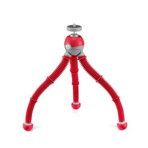Joby PodZilla Flexible Tripod Kit M Punainen on kompakti punainen kolmella taivutettavalla jalalla ja pyöreillä kumijaloilla varustettu kolmijalkainen jalusta, joka on ihanteellinen kameroille tai laitteille valkoisella pohjalla.
