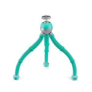 Joby PodZilla Flexible Tripod Kit M Sinivihreä on pieni turkoosi kolmijalkainen jalusta, jossa on kolme taipuisaa, kylkipintaista jalkaa, kumiset kuulajalat ja hopeinen kiinnike kameran tai laitteen kiinnittämistä varten.