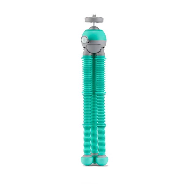 Joby PodZilla Flexible Tripod Kit M Sinivihreä -mallissa on taipuisat, kylkipintaiset jalat ja pyöreä pyörivä pää, jonka värit ovat tiilenpunainen ja harmaa, kuvassa pystyssä valkoisella pohjalla.