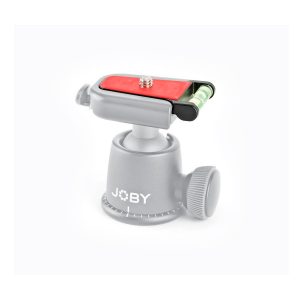 Harmaa Joby QR Plate Kit 3K -pikalevy-kameran jalustapää, jossa on punainen pikakiinnityslevy ja sisäänrakennettu kuplavaa'an taso, eristettynä valkoisella taustalla.
