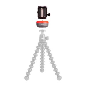Joby Spin Phone Mount Kit on esitetty täysvärisenä, ja sen päällä on älypuhelimen kiinnike ja kompakti punaisen ja harmaan värinen kuulapää, joiden alla on puoliksi läpinäkyvä taipuisa jalusta, joka havainnollistaa kokoamisjärjestystä.