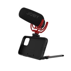 Joby StandPoint iPhone 12 & 12 Pro - kotelo pitää iPhonen JOBY-mikrofonilla punaisella iskukiinnikkeellä, joka sopii täydellisesti mobiiliin video- tai äänitallennukseen, ja se on asetettu lyhyelle jalustalle.