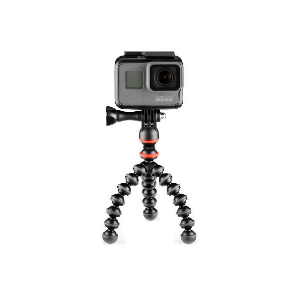 JOBY GorillaPod Starter Kitiin asennettu musta toimintakamera, jossa on pieni, joustava kolmijalka taipuisilla jaloilla ja kumijaloilla, seisoo pystyssä valkoista taustaa vasten.