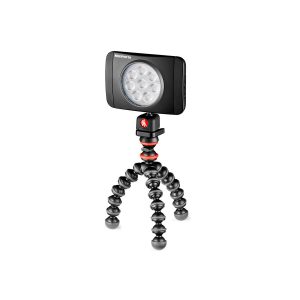 JOBY GorillaPod Starter Kit -valaisimessa on kompakti LED-valopaneeli mustalla ja punaisella taipuisalla jalustalla, jossa on taivutettavat jalat, eristettynä valkoista taustaa vasten.