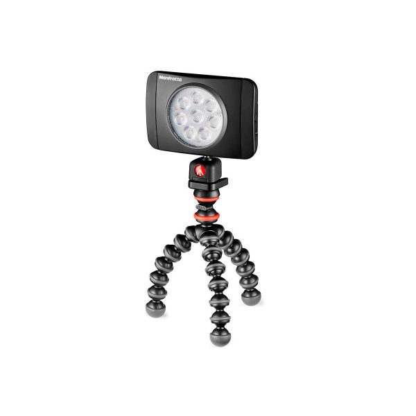 JOBY GorillaPod Starter Kit -valaisimessa on kompakti LED-valopaneeli mustalla ja punaisella taipuisalla jalustalla, jossa on taivutettavat jalat, eristettynä valkoista taustaa vasten.