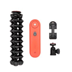 Joby Swing Complete Kit, jossa on joustava musta jalusta, punainen kaukosäädin, puhelimen pidike ja säädettävä kiinnike, on järjestetty valkoiselle taustalle.