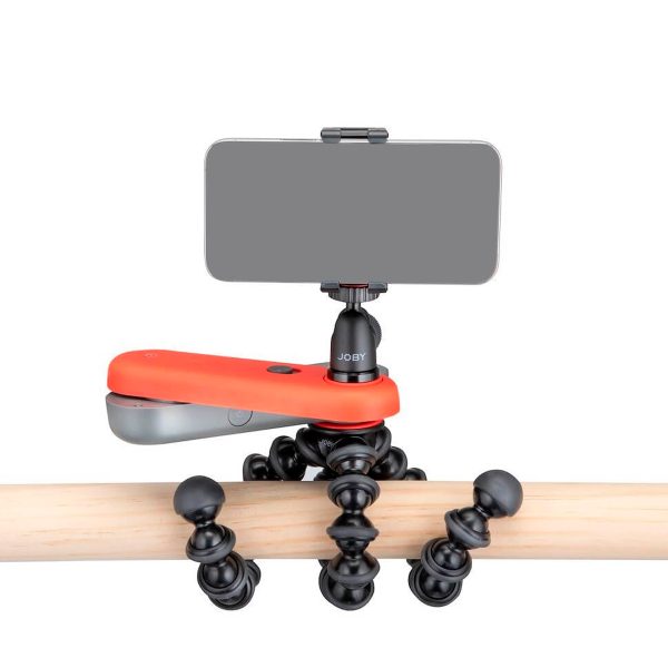 Joby Swing Complete Kit, jossa on mustat segmentoidut jalat ja punainen kiinnike, pitää älypuhelimen turvallisesti vaakasuorassa puupylväässä.