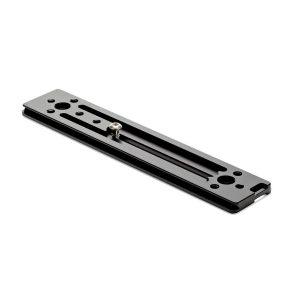 Joby Ultraplate 208 -pikalevy on musta metallinen kameran kiinnityslevy, jossa on useita reikiä ja keskeinen liukuruuvi, ihanteellinen kameroiden tai varusteiden kiinnittämiseen jalustoihin tai tukijärjestelmiin.