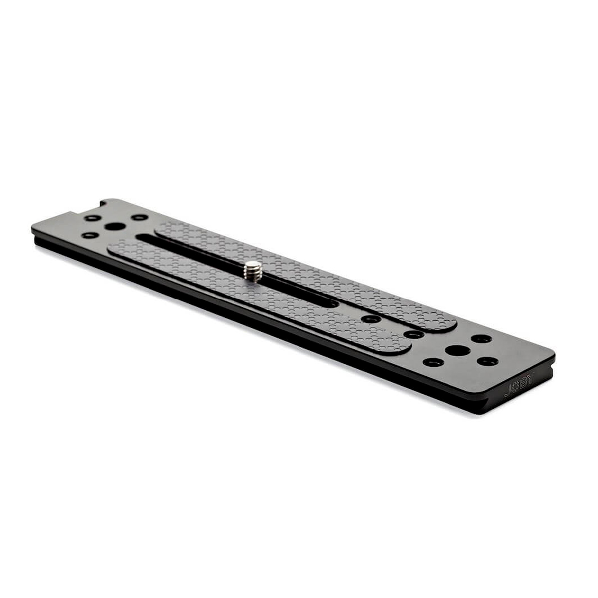Joby Ultraplate 208 -pikalevy on musta, suorakaiteen muotoinen metallinen kiinnityslevy, jossa on keskeinen aukko, useita ruuvinreikiä ja kuvioitu pinta kameroiden kiinnittämiseen ja säätämiseen tukevasti jalustoille tai vakainjärjestelmiin.