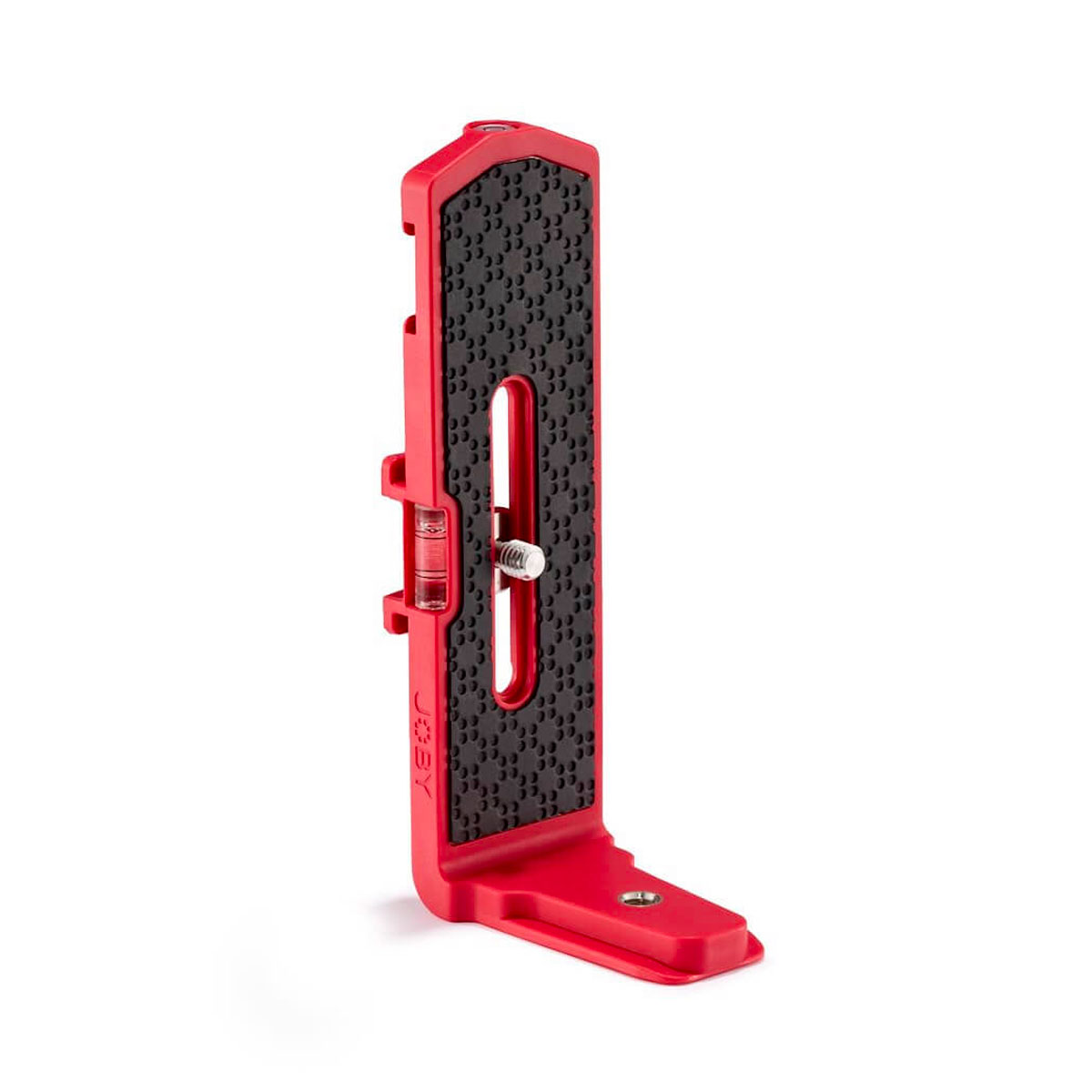 Joby Vert Vertical L Bracket on punainen, L-muotoinen kamerakannatin, jossa on musta kuvioitu pinta, keskimmäinen ruuvikiinnitys, sisäänrakennettu kuplavaa'an taso ja säädettävä kiinnitysaukko, kuvassa valkoisella pohjalla.