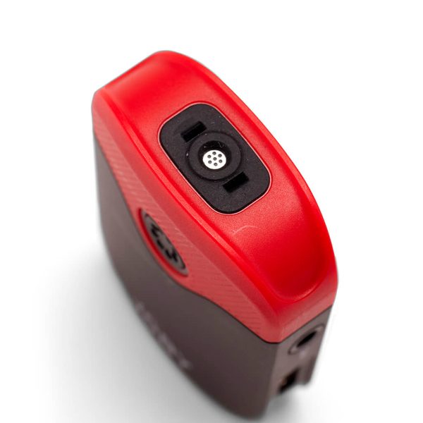 Lähikuva Joby Wavo Air -mikrofoni, punamusta elektroniikkalaite, jonka yläosassa on pyöreä liitäntäportti, valkoista taustaa vasten.