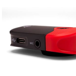 Mustan ja punaisen Joby Wavo Air -mikrofonin lähikuvassa näkyy sen USB-C-portti ja mikrofoniliitäntä sivulla.