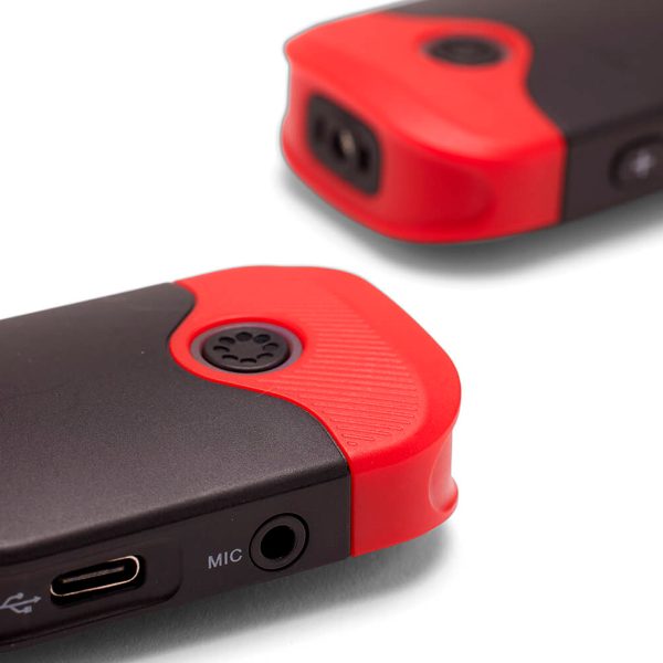 Lähikuva kahdesta Joby Wavo Air mikrofonit mustasta ja punaisesta, joissa on kuvioidut punaiset reunat, pyöristetyt kulmat, USB-C-portti ja kuulokeliitäntä, jossa on merkintä "MIC".