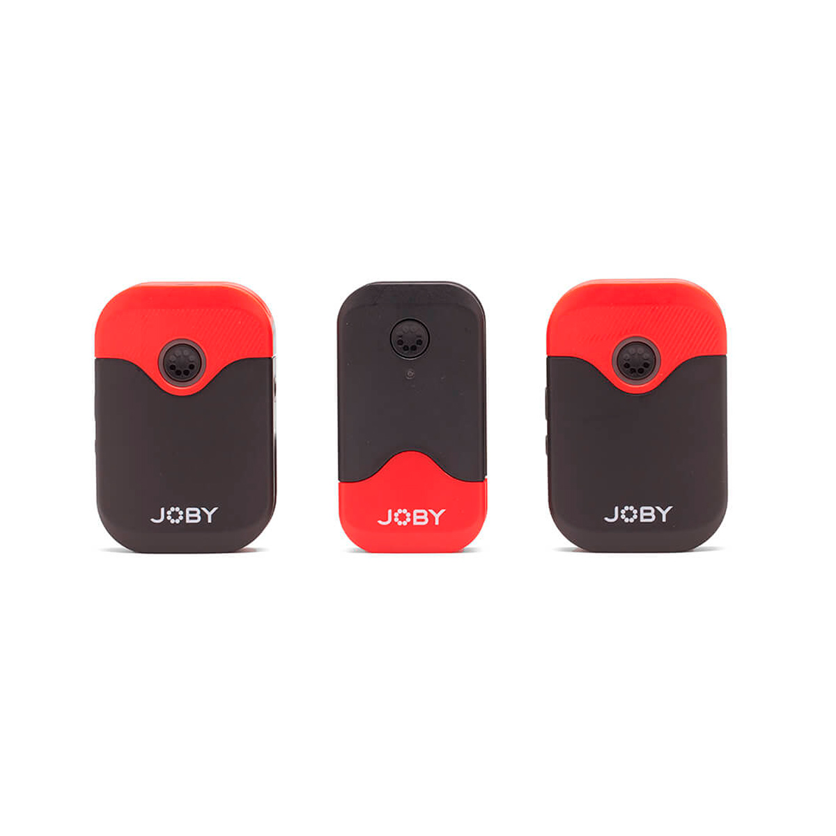 Kolme kompaktia Joby Wavo Air -mikrofonit, mustat ja punaiset korostukset, seisovat pystyssä rivissä valkoisella pohjalla.