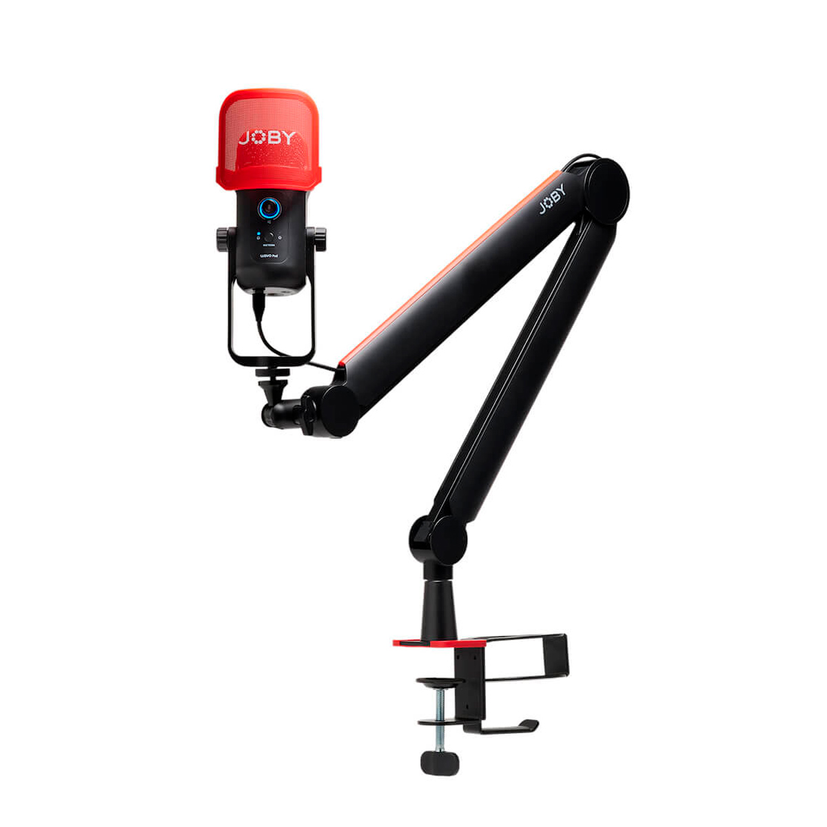 Mustapunainen Joby Wavo Boom Arm, johon on kiinnitetty mikrofoni, on kiinnitetty pöydän reunaan, ja mikrofoni on sijoitettu eteenpäin.