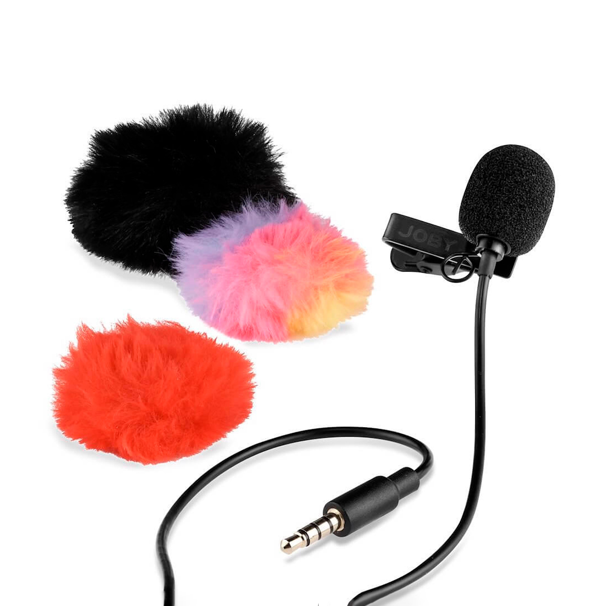Joby Wavo Lav Mikrofoni, musta clip-on lavalier-mikrofoni, jossa on vaahtomuovinen tuulisuoja ja 3,5 mm:n liitin, on esillä kolmen karvaisen tuulisuojan vieressä: musta, punainen ja monivärinen sekoitus vaaleanpunaista, keltaista ja violettia.